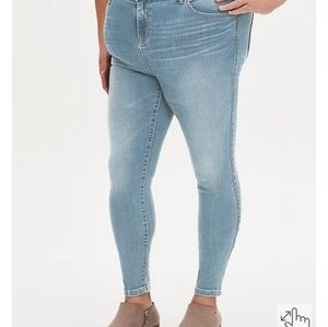 NWOT Torrid Super Skinny Lightwash Jeans, Size 26.
